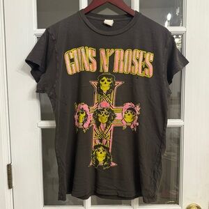 MADEWORN GUNS N ROSES Women’s Gray Distressed Detail Short Sleeve Band Tee